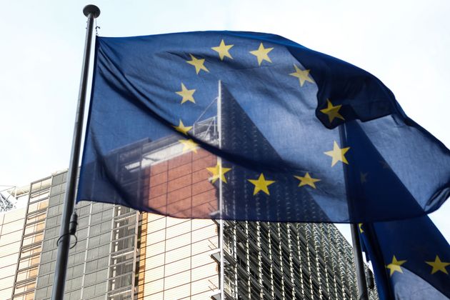 Bruxelles veut autoriser l'entrée des voyageurs hors UE vaccinés (Le drapeau européen...