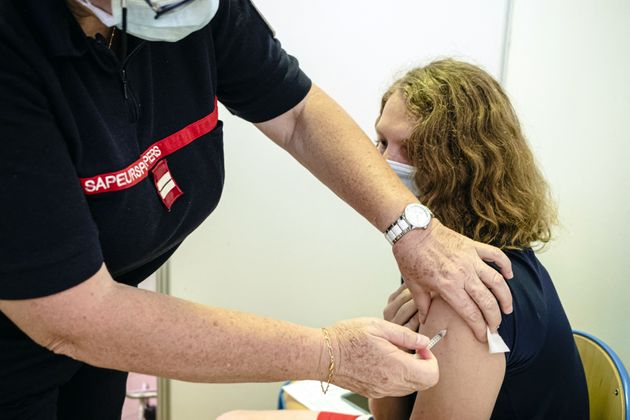 Paul, 19 ans, reçoit se fait vacciner contre le Covid-19 dans un vaccinodrome à Cayenne.