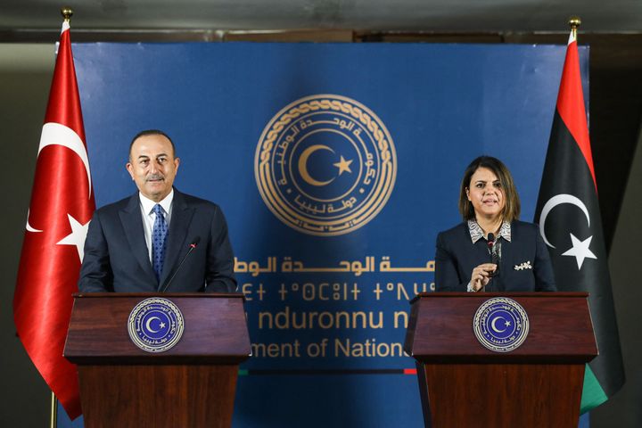 Η υπουργός Εξωτερικών της μεταβατικής κυβέρνηση της Λιβύης, Νάιλα αλ Μανγκούς με τον Τούρκο ομόλογό της Μεβλούτ Τσαβούσογλου στην Τρίπολη.