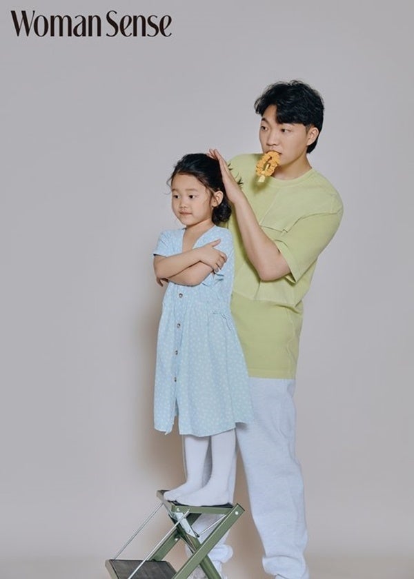 우먼센스와 화보 촬영 진행한 최고기-최솔잎 부녀