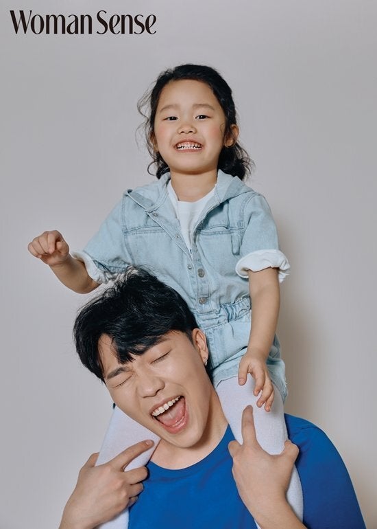 최근 우먼센스와 화보 촬영 진행한 최고기-최솔잎 부녀