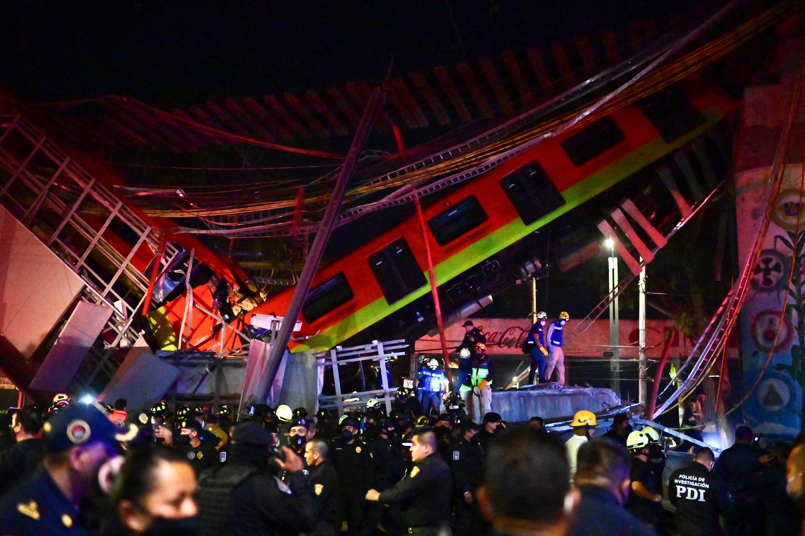 À Mexico un pont s'effondre au passage du métro, au mois 13 morts