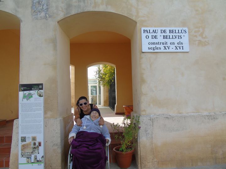 Fiona et sa grand-mère Dominique, à Bellus, en Espagne