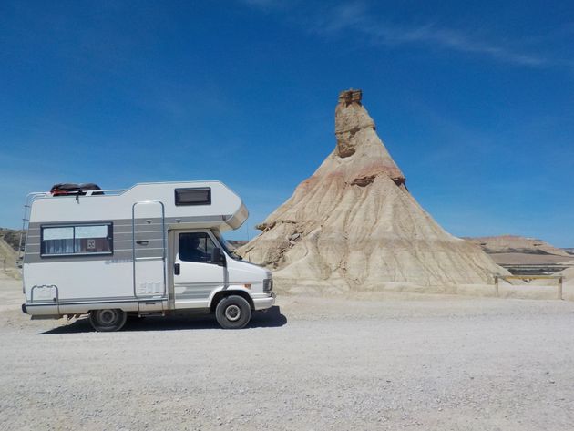 Le camping-car au désert des Bardenas (nord Espagne) avec la célèbre cheminée de fée
