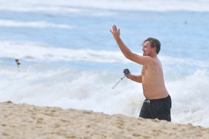 Leonardo DiCaprio, fotografiado en sus vacaciones en una playa del Caribe el 31 de diciembre de 2019.
