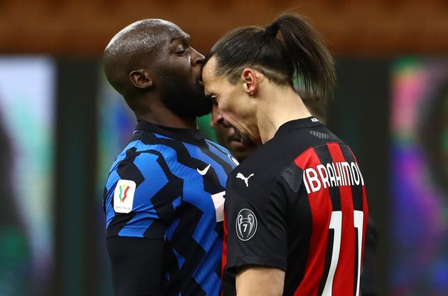 Romelu Lukaku (à gauche) face à Zlatan Ibrahimovic (à droite) lors de leur altercation pendant le derby de Milan en Coupe d'Italie, le 26 janvier 2021.