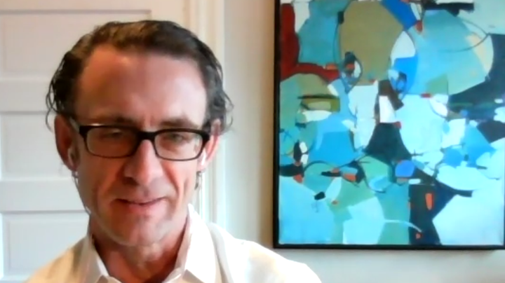Chuck Palahniuk en su casa de Portland, durante la reuda de prensa digital en febrero de 2021.