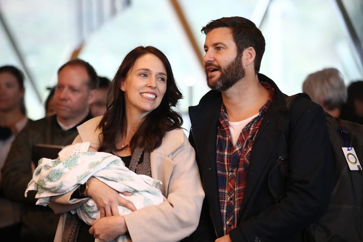 Η πρωθυπουργός, με τον σύντροφό της Κλάρκ Γκέιφορντ και την κόρη τους (Αύγουστος 2018) 