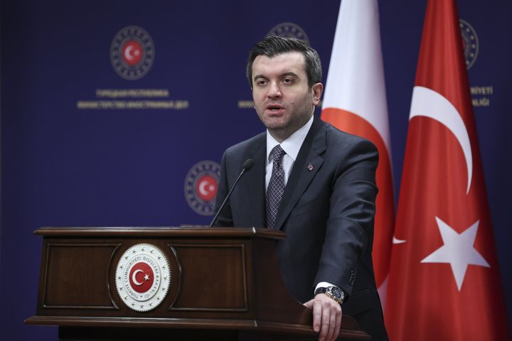 Ο Τούρκος υφυπουργός Εξωτερικών, Γιαβούζ Σελίμ Κιράν, κατηγόρησε την Ελλάδα για «απαράδεκτες πιέσεις και περιορισμούς στην ελευθερία» των ανθρώπων της μουσουλμανικής μεινοότητας.