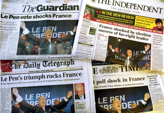 Au Royaume-Uni au lendemain du 1er tour de l'élection présidentielle de 2002 en France, les Unes de plusieurs journaux du 22 avril 2002 titrent sur le choc que représente l'accès au deuxième tour du candidat de l'extrême droite, Jean-Marie Le Pen. (Photo ODD ANDERSEN/AFP via Getty Images)