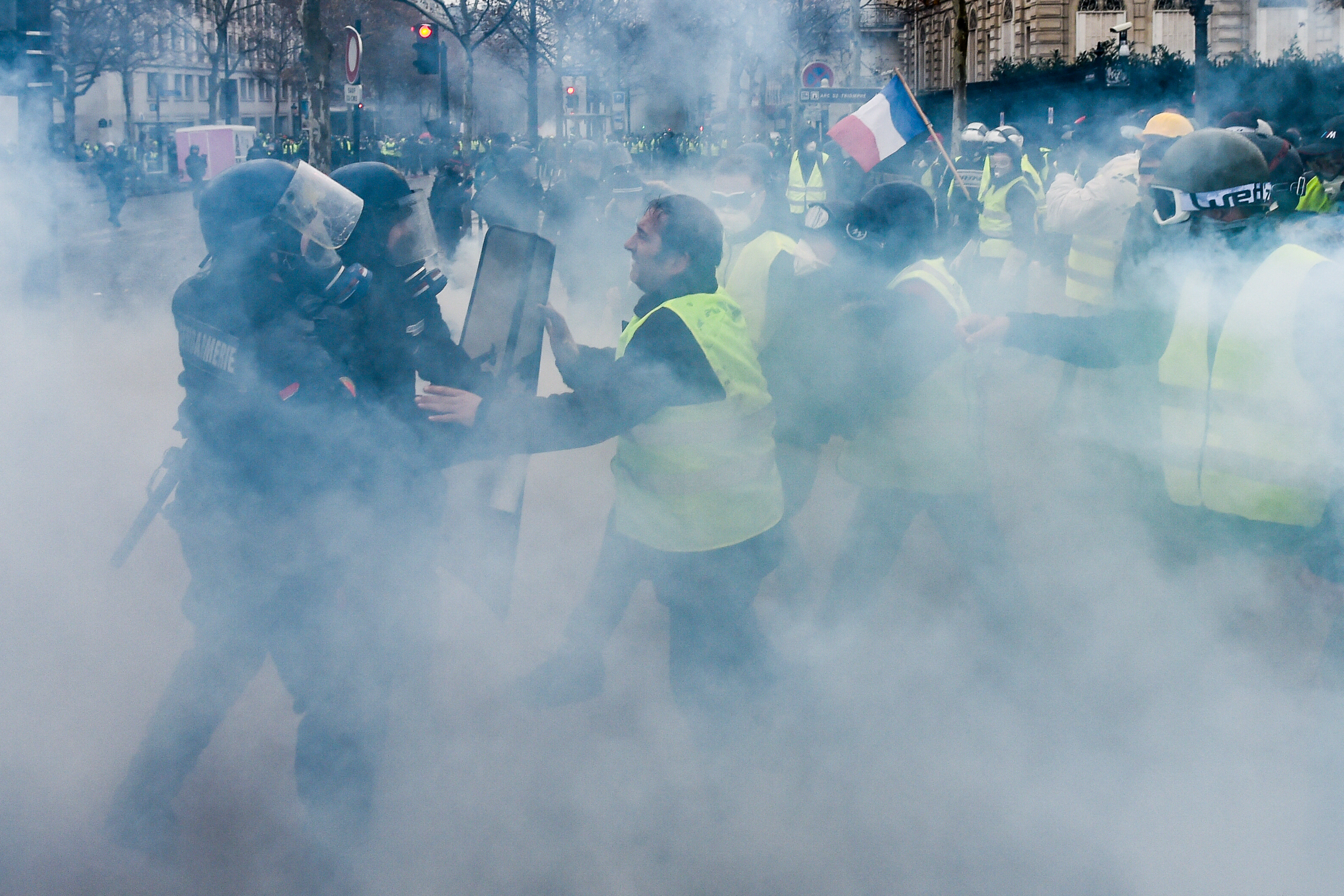 Gilets jaunes: Trois CRS en garde à vue pour les violences commises dans un Burger King