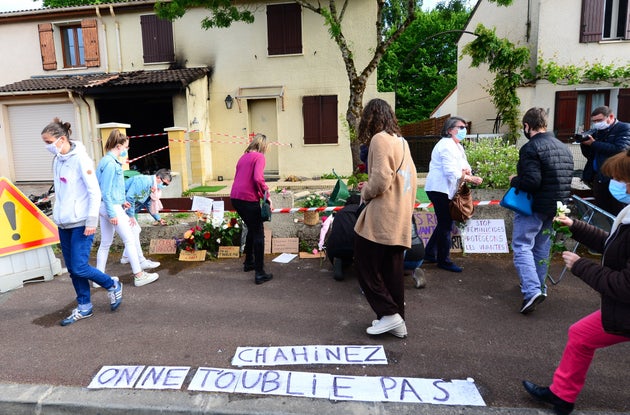 Des habitants de Mérignac déposant des fleurs devant la maison de Chahinez, le 5 mai