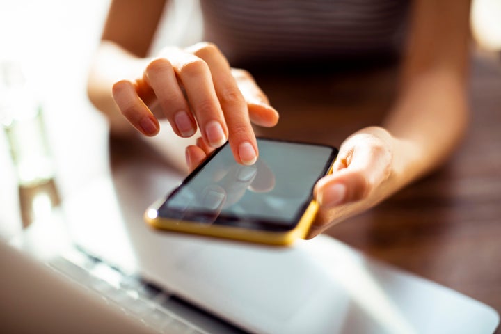 Una mujer utilizando su teléfono móvil