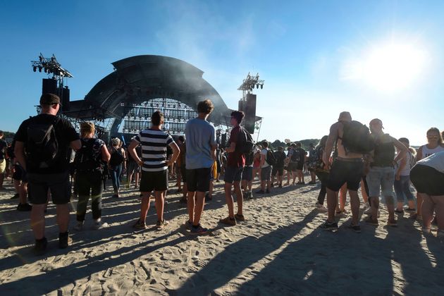 Des festivaliers devant une scène des Eurockéennes de Belfort, le 5 juillet 2019