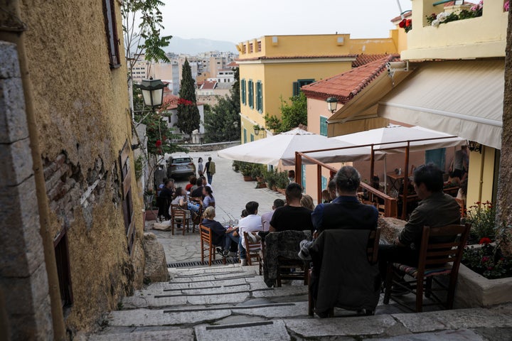 Πλάκα: Τραπεζάκια έξω