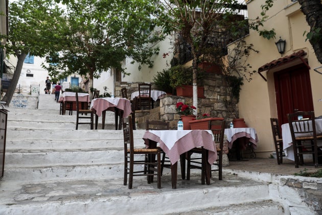 Πλάκα: Τραπεζάκια έξω