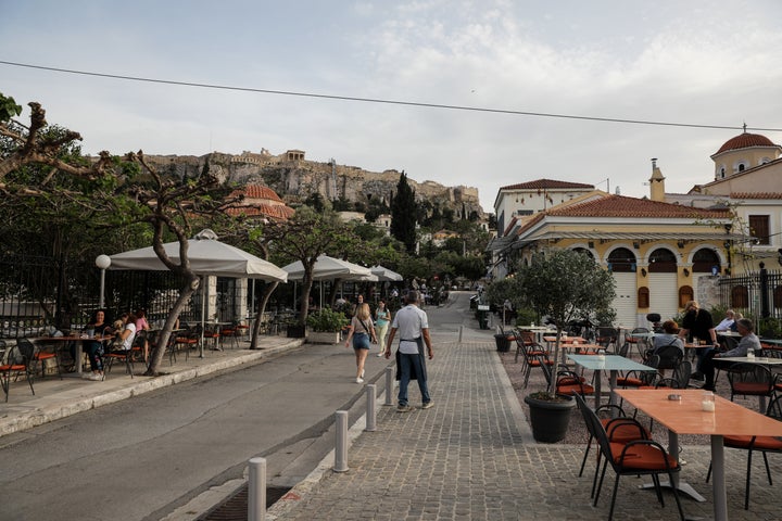 Πλάκα: Τραπεζάκια έξω