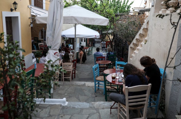 Πλάκα: Τραπεζάκια έξω