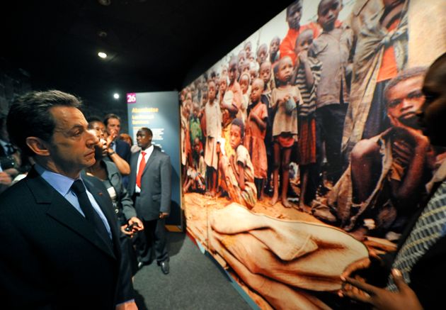 Nicolas Sarkozy, en visite au Memorial du génocide rwandais à Kigali le 25 février 2010. REUTERS/Philippe Wojazer  (RWANDA - Tags: POLITICS)