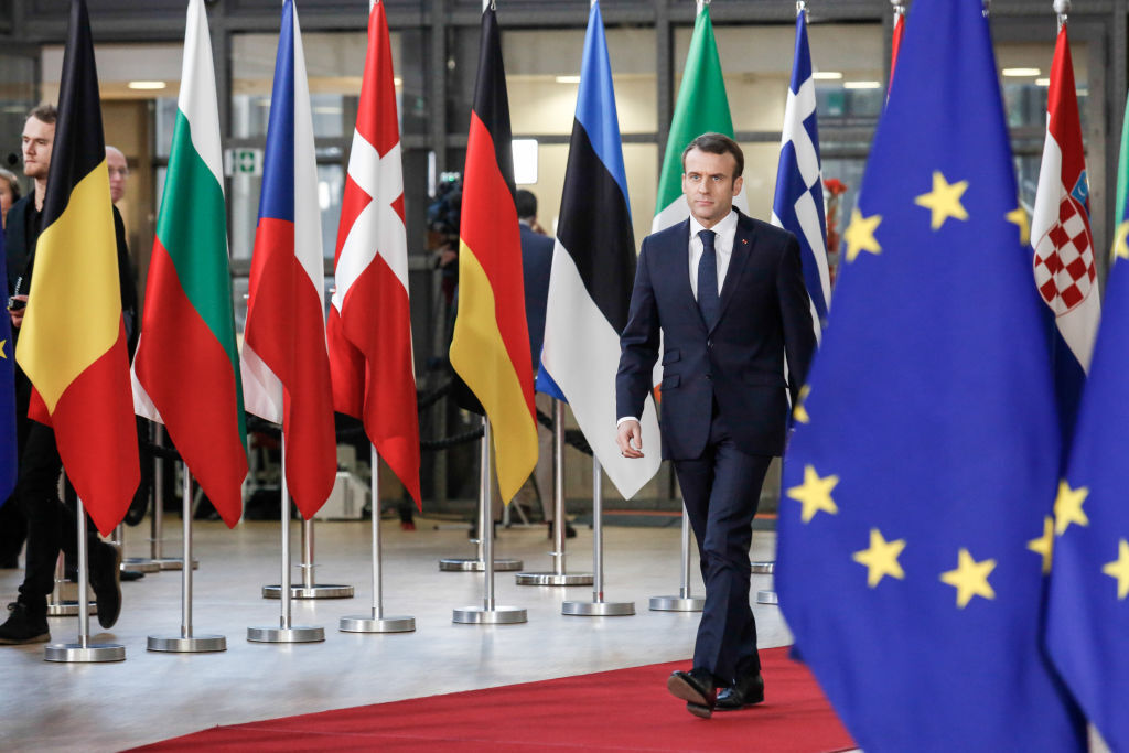 À Porto, Emmanuel Macron reprend son bâton de pèlerin d'une Europe sociale en panne sèche