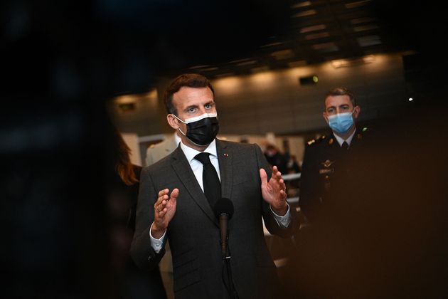 Levée des brevets: Macron a-t-il retourné ou simplement réajusté sa veste? (Photo: Emmanuel Macron inaugure le 1er vaccinodrome à Paris le 6 mai 2021. Photo par CHRISTOPHE ARCHAMBAULT/POOL/AFP)