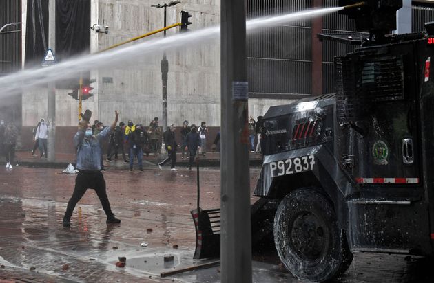 Un manifestante frente a un furgón