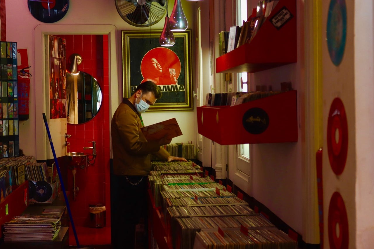 Un comprador de vinilos en la tienda Big Mamma, en Malasaña.