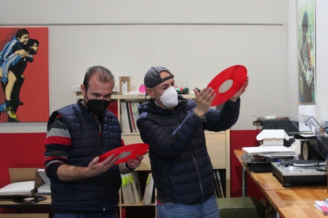 Eugenio López (der.), director de Mad Vinyl Music, certificando la calidad de un vinilo junto a Ismael Mozas (izq.), el operario de la prensadora, en Madrid