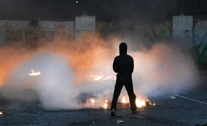 「平和の壁」の前で発生した暴動の様子。若者たちは警察官を攻撃し、バスにガソリン爆弾を仕掛けた。＝ 2021年4月7日