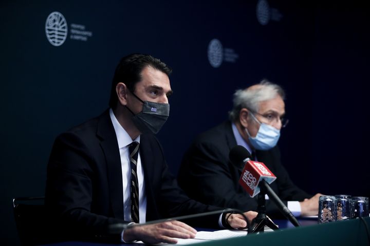 Ο υπουργός Ενέργειας, Κώστας Σκρέκας (αριστερά) και ο πρόεδρος των ΕΛΛ.ΠΕ, Γιάννης Παπαθανασίου, κατά την χθεσινή συνάνητηση.