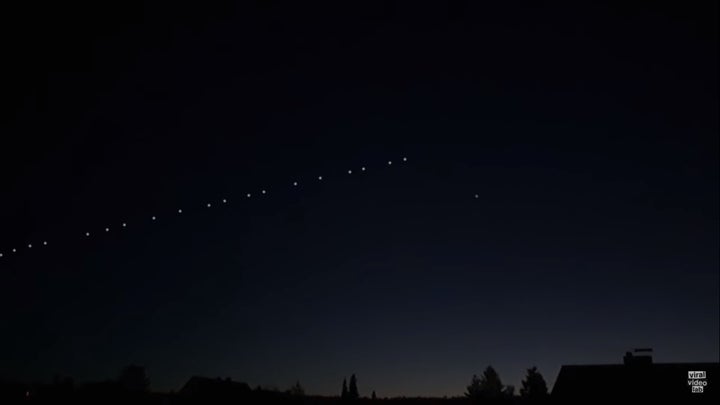 Imagen de los satélites Starlink en el cielo el pasado mes de enero.