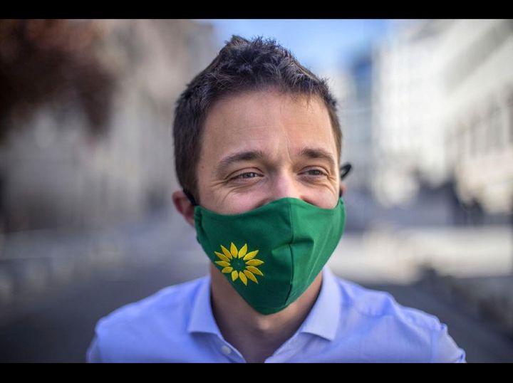 Íñigo Errejón, luciendo una mascarilla regalo de Los Verdes europeos.