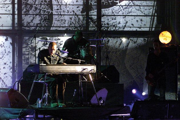 Chris Martin performing Trouble during the 2001 Brits