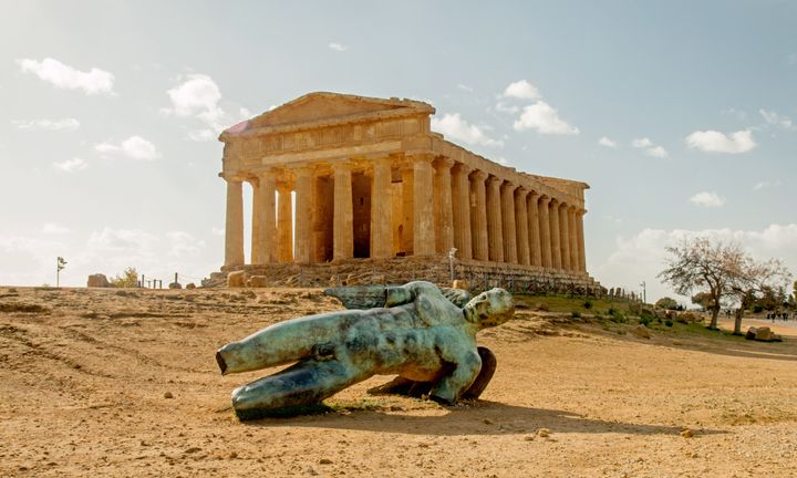 Ο Ναός της Ομόνοιας και το σπασμένο άγαλμα του Ίκαρου από τον Igor Mitoraj, Ακράγαντας, Σικελία (photo: Andrea Schaffer CC BY 2.0)