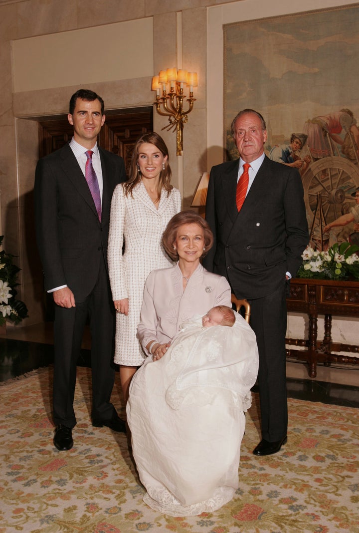 La reina Letizia, en uno de los posados tras el bautizo de Leonor.