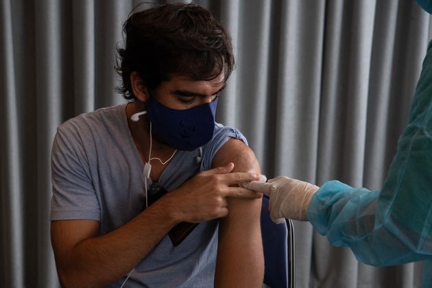 Un jeune homme recevant un vaccin contre le Covid en Uruguay. Photo