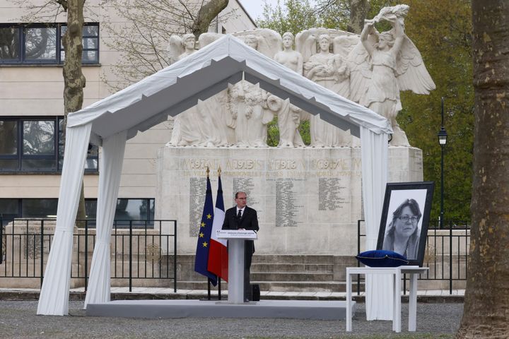 Ο Γάλλος πρωθυπουργός Jean Castex εκφωνεί λόγο για την Stephanie Monferme, κατά τη διάρκεια του μνημοσύνου της στις 30 Απριλίου 2021. Η ατυχη γυναίκα, διοικητική υπάλληλος στο τοπικό αστυνομικό τμήμα του Ραμπουγιέ΄έχασε τη ζωή της όταν ένας άνδρας της επιτέθηκε με μαχαίρι φωνάζοντας «Αλλάχ Ακμπάρ»