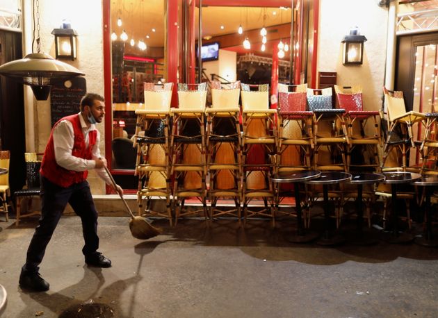 Un salarié prépare la fermeture d'un restaurant à Paris, le 17 octobre