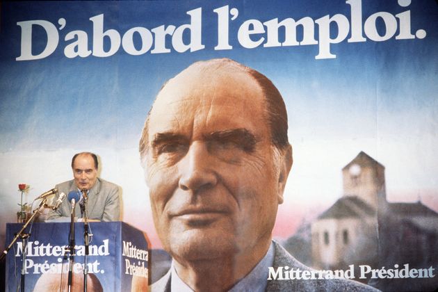 Sur cette photo prise le 14 avril 1981, le candidat socialiste à l'élection présidentielle François Mitterrand prononce un discours lors d'un meeting de campagne à Sochaux, dans l'est de la France. (Photo by JEAN-CLAUDE DELMAS / AFP)