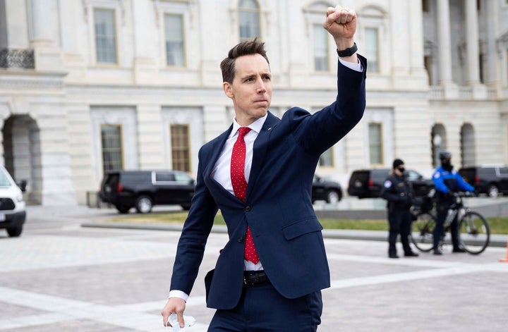 Cette image du sénateur Josh Hawley (R-Mo.) est devenue l'une des images les plus emblématiques du 6 janvier 2021.
