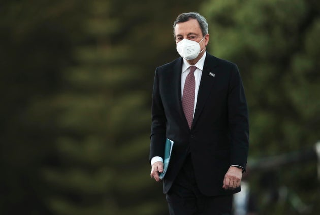 Draghi contro Big Pharma: "Ricevuti enormi fondi, restituiscano a chi ha bisogno" Draghi contro Big Pharma: "Ricevuti enormi fondi, restituiscano a chi ha bisogno"