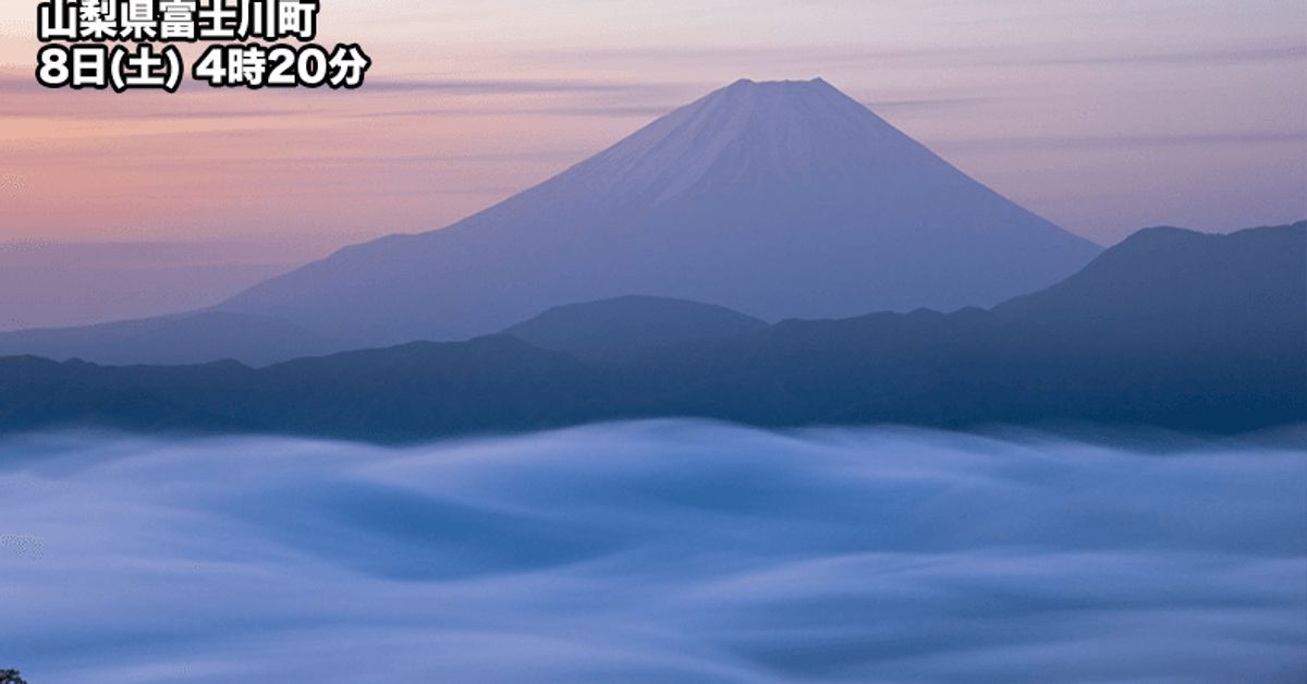 暁に映える富士山を、雲海と共に。堂々すぎる姿に目が離せない