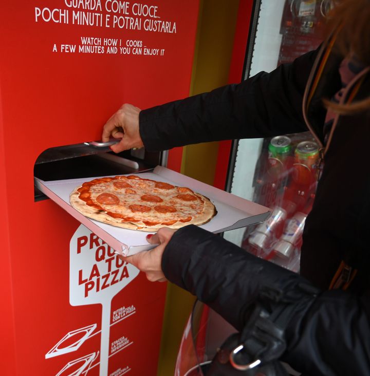 ピザが自動販売機から出てきました（2021/05/04）