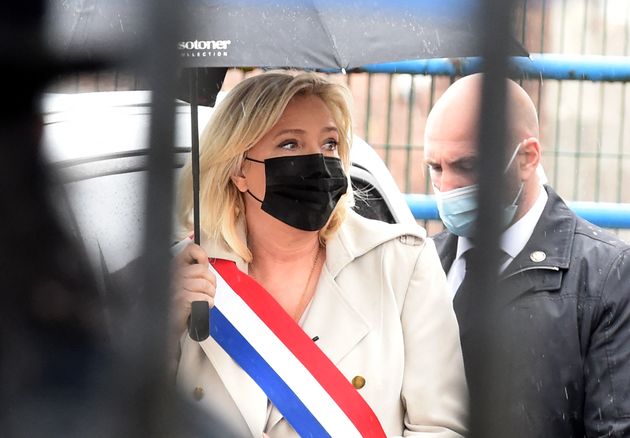 Ce samedi 8 mai, à l'occasion d'un déplacement dans son fief d'Hénin-Beaumont, dans le Pas-de-Calais, Marine Le Pen a réagi à la candidature d'Éric Dupond-Moretti dans le département en se comparant à une femme victime de violences conjugales.