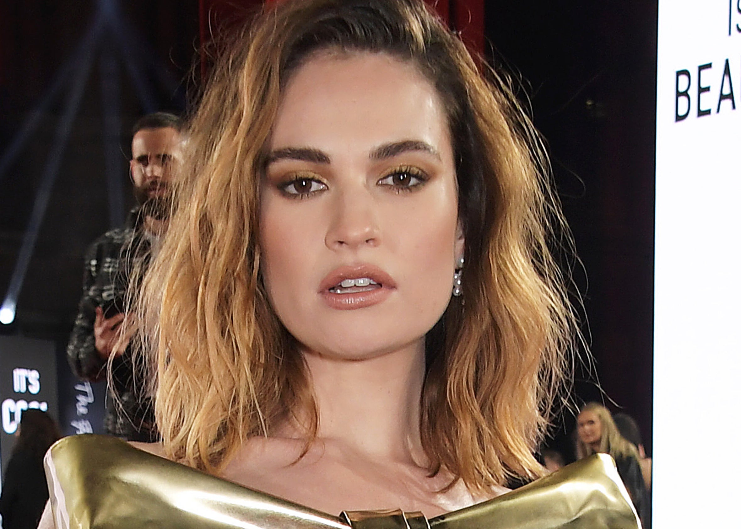 1st look, Lily James as Pamel'er Anderson Radio Gunk