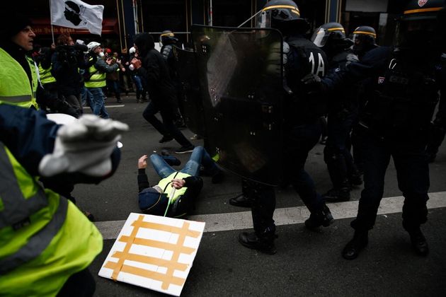 Photo prise le 15 décembre 2018, lors d'une manifestation de gilets jaunes de nouveau émaillée de violences et de heurts avec les policiers.