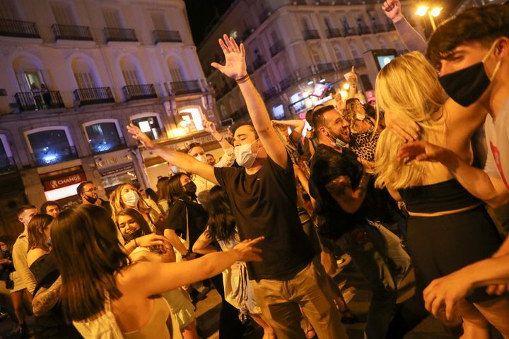 Cientos de irresponsables celebran el fin del estado de alarma en la Puerta del Sol de Madrid.
