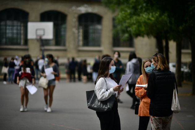 Dans la cour du lycée Jean-de-La-Fontaine, dans le 16e arrondissement de Paris, le 7 juillet 2020.