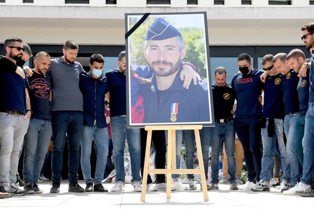 Des policiers rassemblés lors d'un hommage autour d'un portrait de leur collègue assassiné, Éric Masson, au commissariat principal d'Avignon, le 9 mai 2021.