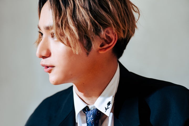 インタビューに答えるSKY-HI